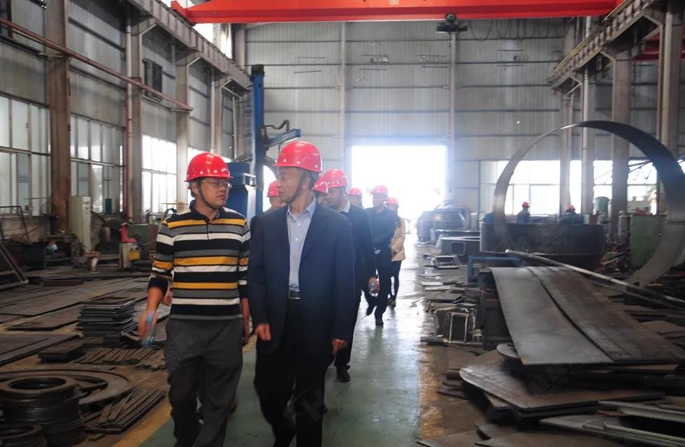 廣西塑料行業(yè)協(xié)會(huì)一行人與公司高層共同觀摩桂林鴻程首臺(tái)磨粉機(jī) 廣西塑料行業(yè)協(xié)會(huì)一行人與公司高層共同觀摩桂林鴻程首臺(tái)磨粉機(jī)