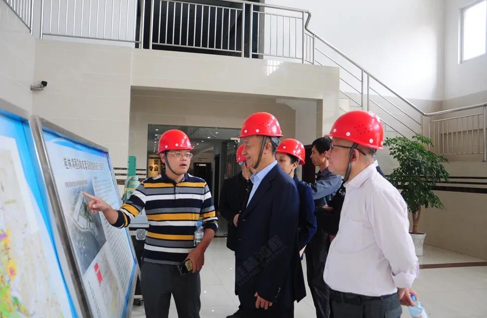 桂林鴻程容北國副董事長引領(lǐng)業(yè)協(xié)會(huì)一行參觀 桂林鴻程容北國副董事長引領(lǐng)業(yè)協(xié)會(huì)一行參觀